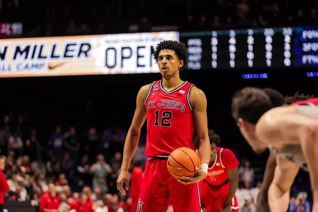 RJ Luis Jr, número 12 del St. John's parado en la linea de tiros libres en partido contra la universidad de Xavier