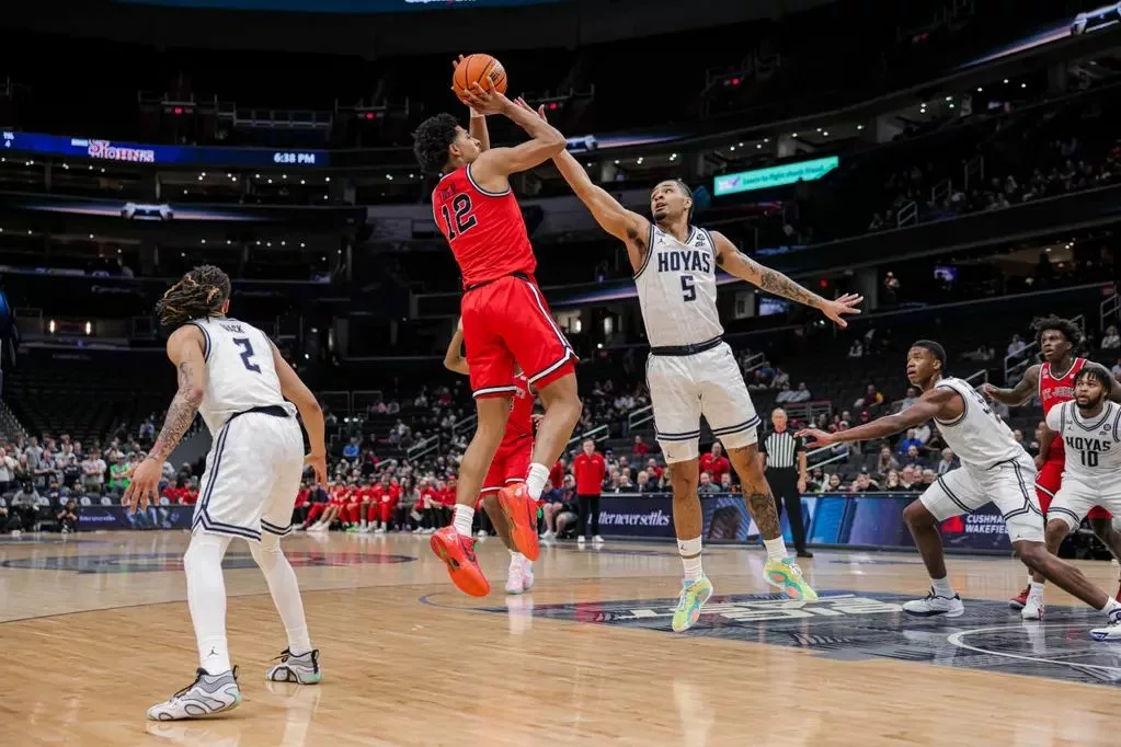 RJ. Luis Jr. lanza sobre la defensa de un jugador de Georgetown