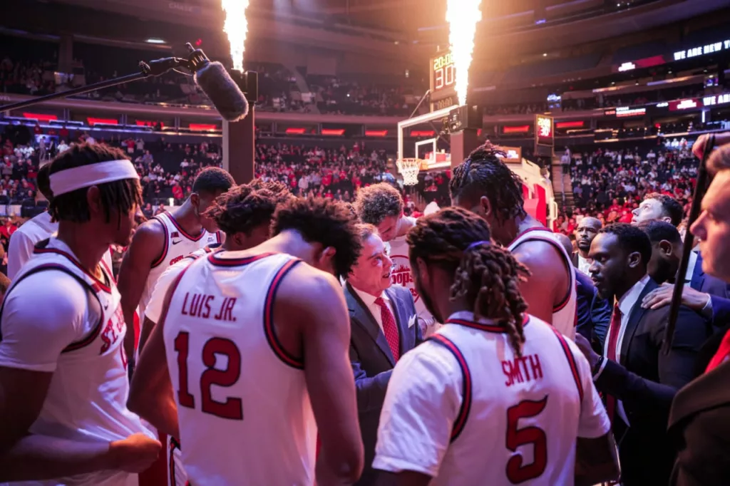 Rick Pitino imparte instrucciones a St. John's y RJ. Luis Jr.